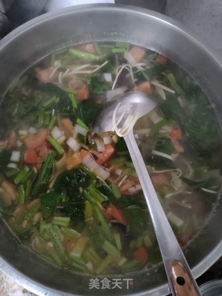 猪肠西红柿鸡蛋汤的做法步骤：2