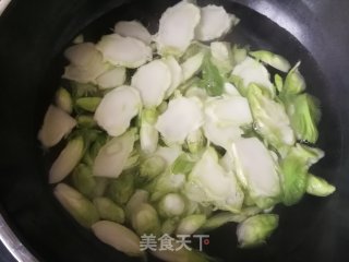 儿菜烩豆腐皮的做法步骤：2