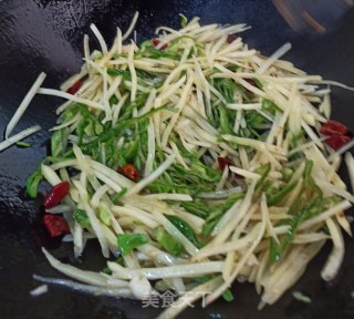 青椒土豆炒肉丝的做法步骤：9