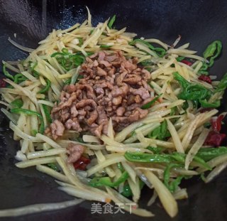 青椒土豆炒肉丝的做法步骤：10