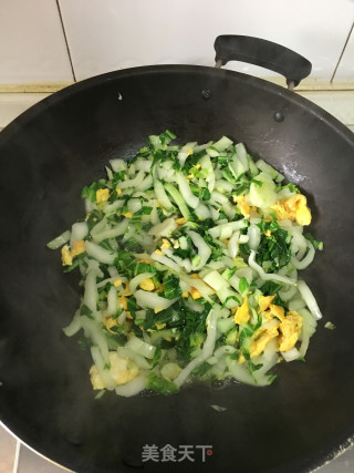 青菜鸡蛋火腿肠炒饭的做法步骤：1