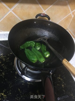 青椒皮蛋的做法步骤：1