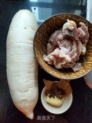 白萝卜焖牛腩的做法步骤：1