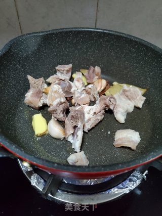 白萝卜焖牛腩的做法步骤：3