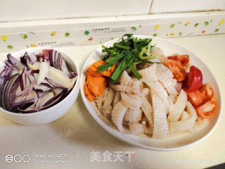 洋葱烧鱿鱼的做法步骤：1