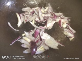 洋葱烧鱿鱼的做法步骤：2