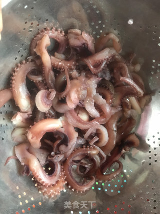 土豆家～～【爆炒章鱼须】的做法步骤：1