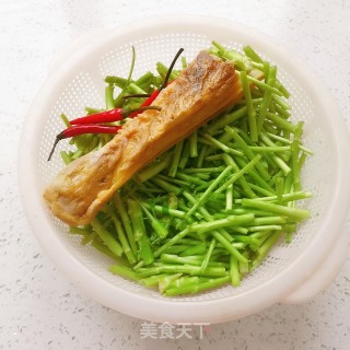 黎蒿炒腊肉的做法步骤：2