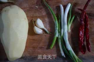 醋溜土豆丝的做法步骤：1