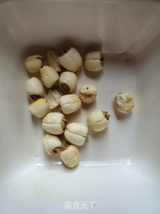 银耳莲子甜汤的做法步骤：1