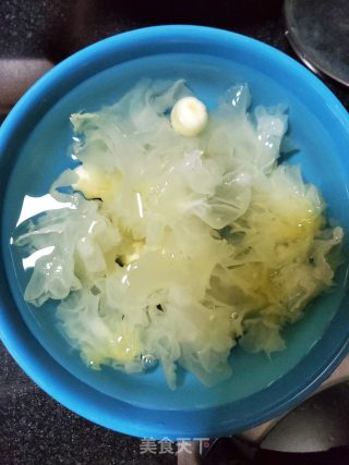 银耳莲子甜汤的做法步骤：3