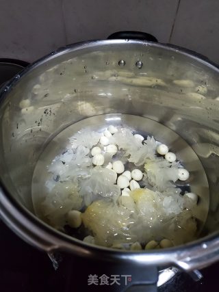 银耳莲子甜汤的做法步骤：4