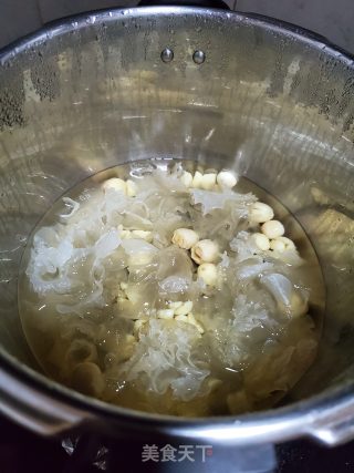 银耳莲子甜汤的做法步骤：6