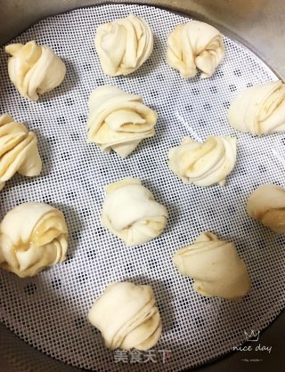 五香油酥花卷的做法步骤：7