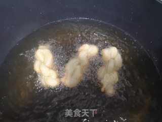 麻花状奶香迷你小油条的做法步骤：2