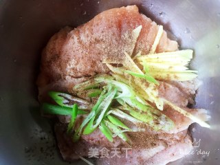 减脂鸡胸肉的做法步骤：2