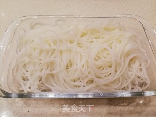 豆芽粉丝包菜的做法步骤：1
