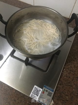 炒虾面的做法步骤：1