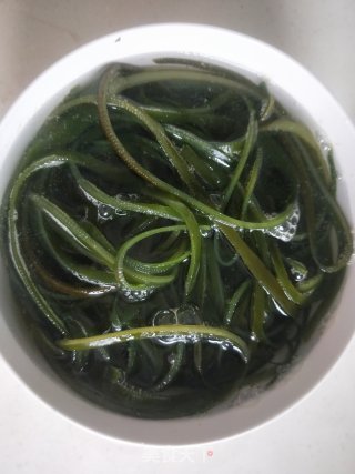 凉拌酸辣海带丝的做法步骤：2