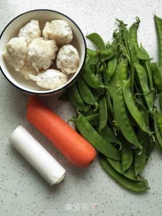 墨鱼丸炒荷兰豆的做法步骤：1