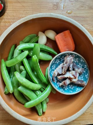 甜豆炒腊肉的做法步骤：2