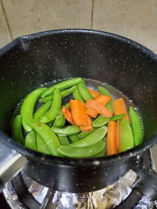 甜豆炒腊肉的做法步骤：3