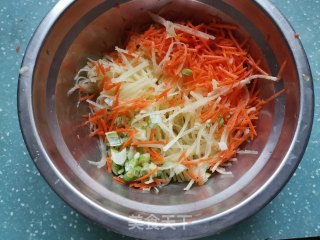 快手早餐——土豆丝鸡蛋饼的做法步骤：1