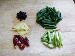 香干炒蒜苗的做法步骤：1