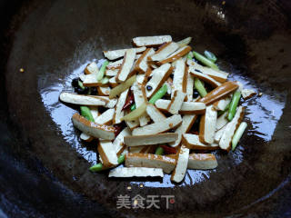 香干炒蒜苗的做法步骤：4