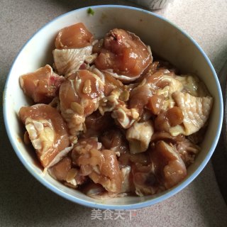香菇焖鸡腿的做法步骤：1