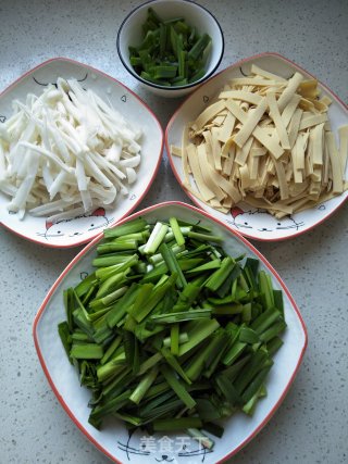 干豆腐白玉菇炒韭菜的做法步骤：4