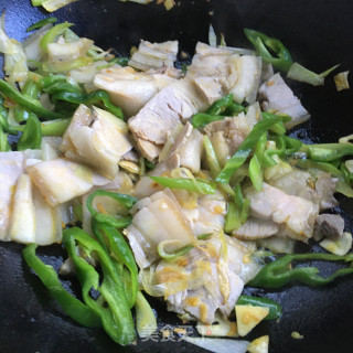 青椒回锅肉的做法步骤：8