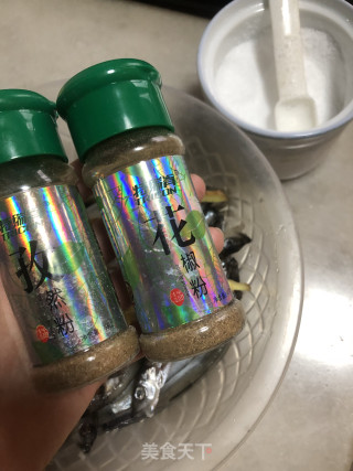 香煎多春鱼的做法步骤：2