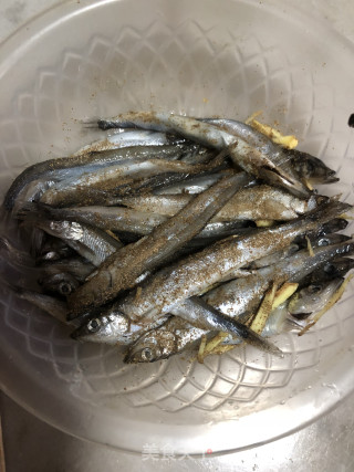香煎多春鱼的做法步骤：3