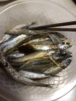香煎多春鱼的做法步骤：4