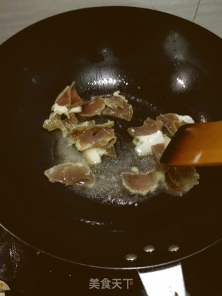 香菇炒腊肉的做法步骤：2