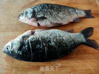 红烧鲫鱼的做法步骤：2