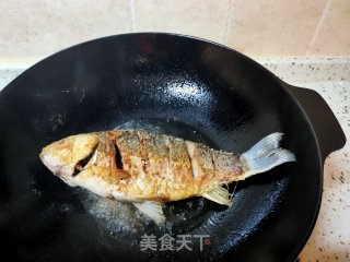 红烧鲫鱼的做法步骤：7