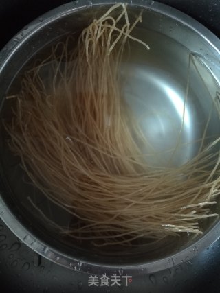 白萝卜丁素焖红薯粉条的做法步骤：1