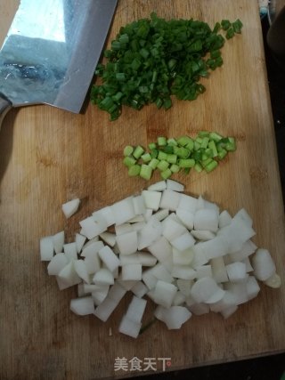 白萝卜丁素焖红薯粉条的做法步骤：2