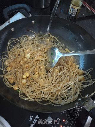 白萝卜丁素焖红薯粉条的做法步骤：8