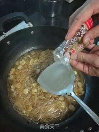 白萝卜丁素焖红薯粉条的做法步骤：9