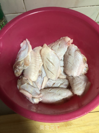 薯片烤鸡翅的做法步骤：1