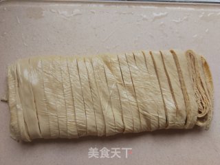 香菜拌豆腐皮的做法步骤：2