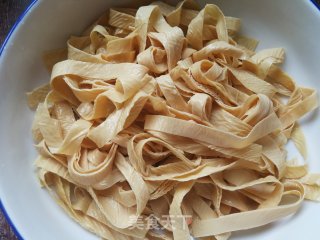 香菜拌豆腐皮的做法步骤：3