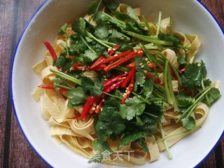 香菜拌豆腐皮的做法步骤：5