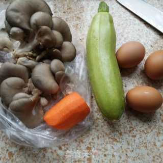 平菇鸡蛋木耳小素包的做法步骤：1