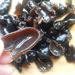 平菇鸡蛋木耳小素包的做法步骤：2