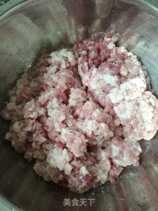 芹菜猪肉馅灌汤饺的做法步骤：1