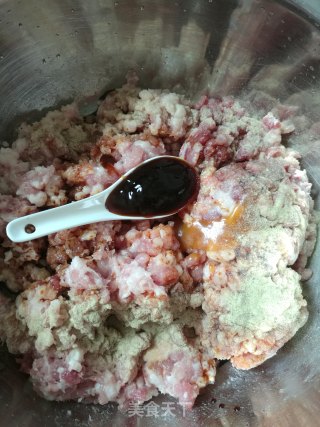 芹菜猪肉馅灌汤饺的做法步骤：2